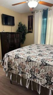 Large 2 bedroom with King Bed - 5