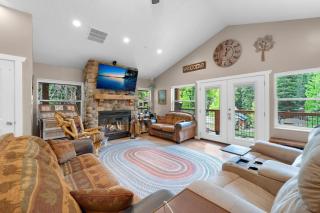 Silver Fork Chalet includes Hot Tub and 18 Beds - 9