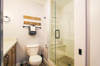 Cozy King Condo Mountain Views, Resort Perk and BBQ - 7