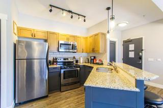 Cozy King Condo Mountain Views, Resort Perk and BBQ - 5