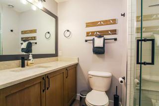 Cozy King Condo Mountain Views, Resort Perk and BBQ - 3