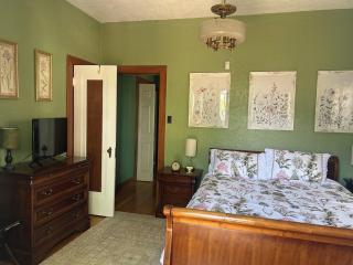 Private Gated Garden Suite in Historic Home, walk to UNM Football and Basketball, UNM and Pres Hospitals - 8