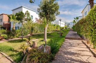 4 min à pied de la Plage, 3 BR, Piscine, Parking - 5