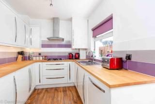 Large Central Delightful Townhouse with Garden - 2