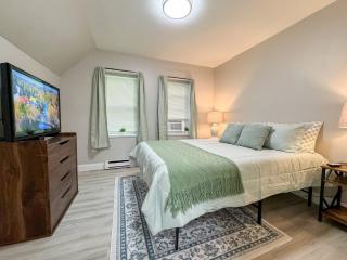 NEW- Mins to DHMC/Hanover- W/D OnSite- Queen Bed - - 0