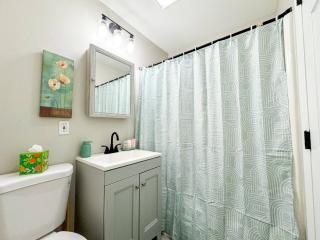 NEW- Mins to DHMC/Hanover- W/D OnSite- Queen Bed - - 7