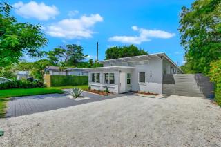 2BR 1BA Home near Nightlife and Beach - 9