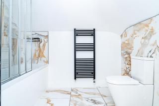 Luxury 5BD, Gym, Parking, Bus to Airport, Sleeps10 - 1