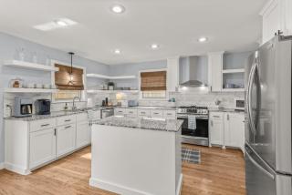Spacious Family Haven - Walk to Downtown & JBU - 5
