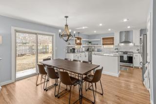 Spacious Family Haven - Walk to Downtown & JBU - 8