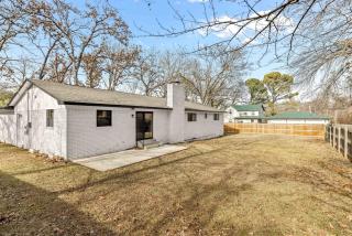 Spacious Family Haven - Walk to Downtown & JBU - 9