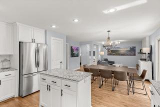 Spacious Family Haven - Walk to Downtown & JBU - 6