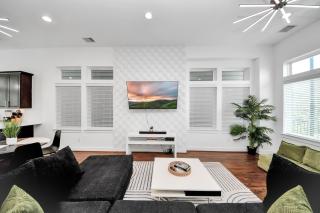 AMAZING ROOFTOP! DOWNTOWN SKYLINE VIEWS!!! SLEEPS 15 - 1