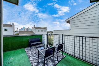 AMAZING ROOFTOP! DOWNTOWN SKYLINE VIEWS!!! SLEEPS 15 - 9