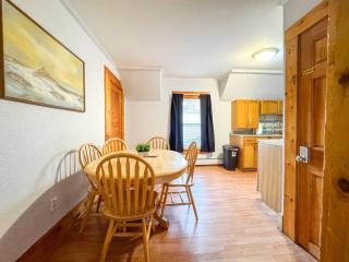 Manchester -Queen beds - Mins to MHT - W/D in Unit - 8