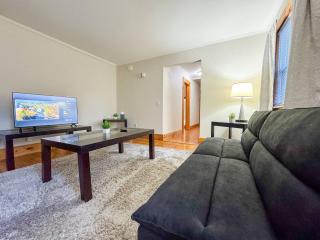 Manchester -Queen beds - Mins to MHT - W/D in Unit - 7