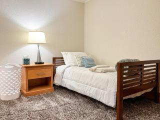 Manchester -Queen beds - Mins to MHT - W/D in Unit - 2