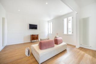 Lodge 46 Luxury Apartment - 9