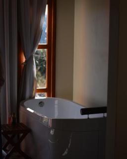 Suítes Celeste, Charme no Vale dos Vinhedos com Banheira e Café da Manhã Colonial Incluso - 5