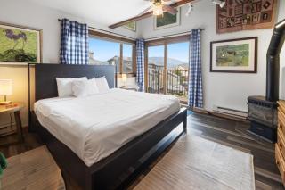 Ski-in Ski-out Studio Private Balcony & Fireplace condo - 6