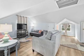 Family Friendly Home - Fenced yard - Parking - 5