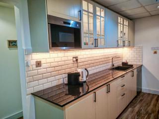 La Buena Vida Holiday Homes - Modern, Luxe & Spacious 4-Bed, Full Kitchen, near to Beach, Tram & Marina - 8