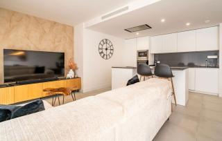 Contemporary 3-Bedroom Apartment in Oasis 325 - 9