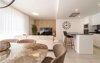 Contemporary 3-Bedroom Apartment in Oasis 325 - 7