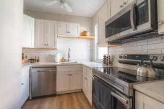 Charming 4-BDR - Walk to Downtown & Free parking! - 0