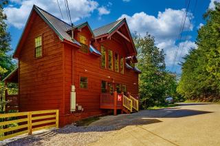 Goonies Cove - Spacious 4BR Cabin Arcade, Pool Table & Hot Tub! - Sevierville - 0