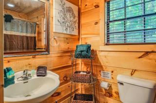 Goonies Cove - Spacious 4BR Cabin Arcade, Pool Table & Hot Tub! - Sevierville - 2