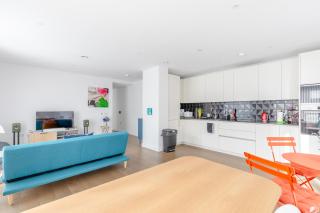 Stylish 2BD Oasis wBalcony South East London! - 4