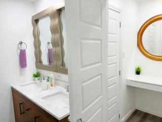 Arlington Entertainment District Home Purple Door - 2
