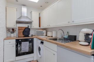 Central & Charmingly Curated 1BD WiFi Fulham - 4