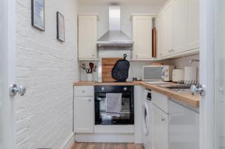 Central & Charmingly Curated 1BD WiFi Fulham - 5