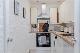 Central & Charmingly Curated 1BD WiFi Fulham - 6