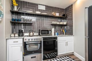 Special Deal Downtown 2BR Walkable & Parking - 7