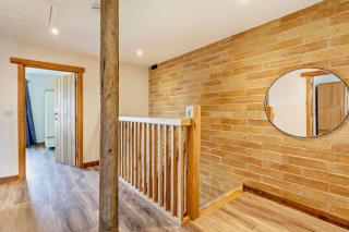 Aqueduct Barn - 1