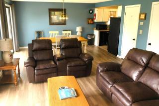 Hillbilly Hilton Dog-Friendly Cabin with Hot Tub & Free Daily Attraction Tickets-Mountain View - 9