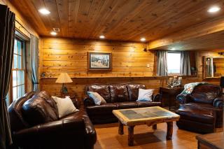 Cozy Log Cabin Secluded haven off the IA River - 2