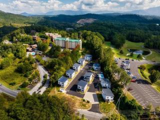 Dotin' on Dolly - Charming 4BR Cabin Hot Tub,Pool,Foosball & Arcade - Pigeon Forge - 4