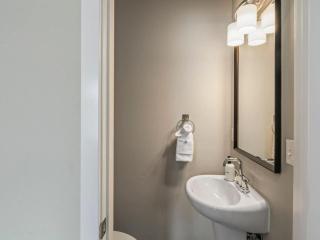 The Meadow - Elegant 3BR Getaway - Near Wright Park & Gazebo - 4