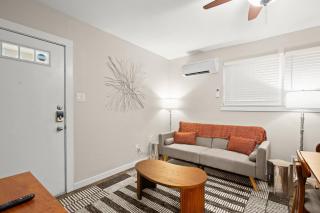 Cozy King Retreat~1 BR Near UT/Downtown Austin - Austin - 3