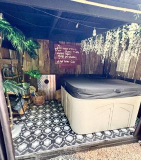 Black Bear Hideaway - 2