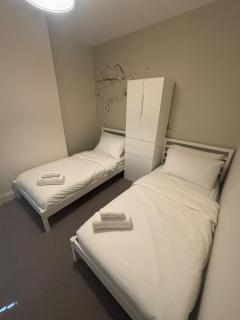 Large Bath Home - 3 Bedrooms, Sleeps 8 - Bath - 3