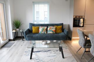 Stylish Essex Apartment, Balcony & Scenic Views - 9