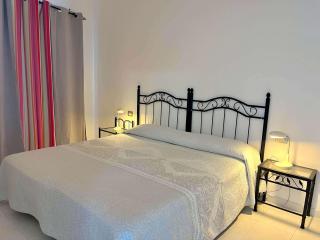 Ático con vistas al mar TV Satélite internacional - 1