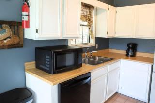 Hillbilly Hilton Dog-Friendly Cabin with Hot Tub & Free Daily Attraction Tickets-Mountain View - 1