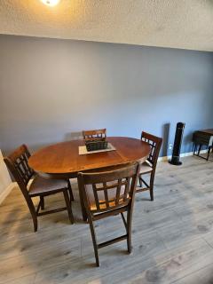 Bright Upper Unit Near Downtown - 2