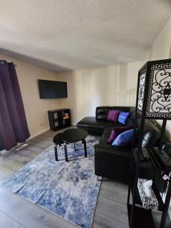 Bright Upper Unit Near Downtown - 2